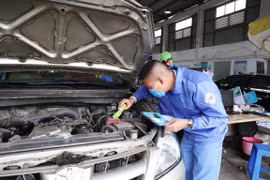 Nhân viên đăng kiểm thực hiện quy trình kiểm định xe cơ giới. (Ảnh: Minh Hiếu/Vietnam+)
