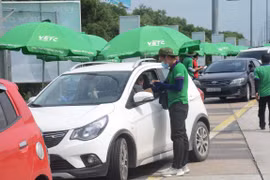 Phương tiện dán thẻ thu phí tự động không dừng để thuận tiện trong việc lưu thông khi qua các trạm thu phí. (Ảnh: Việt Hùng/Vietnam+)