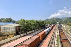 Hiện nay rào cản lớn nhất đối với vận tải hành hóa chính là cơ sở hạ tầng đường sắt. (Ảnh: CTV/Vietnam+) 