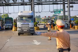 Lực lượng tiếp tục tăng cường tuần tra kiểm soát phát hiện và xử lý nghiêm hành vi chở hàng hoá quá tải trọng. (Ảnh: Minh Sơn/Vietnam+)