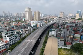 Tuyến đường bộ trên cao dọc đường Vành đai 2, đoạn từ cầu Vĩnh Tuy đến Ngã Tư Sở gồm cầu chính và cầu dẫn kết nối với các tuyến đường bên dưới. (Ảnh: Tuấn Anh/TTXVN)