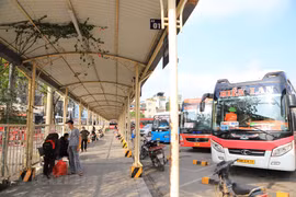 Các hàng ghế chờ trong bến cũng chỉ lác đác vài vị ‘thượng đế’ ngồi chờ xe. (Ảnh: Hoài Nam/Vietnam+)
