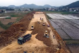 Nhà thầu thi công một đoạn tuyến cao tốc Bắc-Nam giai đoạn 2017-2020. (Ảnh: Huy Hùng/Vietnam+)