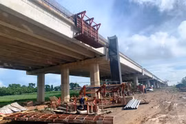 Nhà thầu cao tốc Bắc-Nam phải đối mặt với tình trạng nhiều loại vật liệu chính biến động tăng đột biến và thua lỗ khi chưa được điều chỉnh giá. (Ảnh: Việt Hùng/Vietnam+)