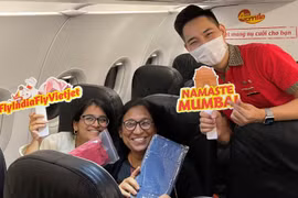 Những du khách Ấn Độ trên chuyến bay của hãng hàng không Vietjet Air. (Ảnh: CTV/Vietnam+)