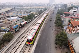 Chạy thử vận hành đoàn tàu Nhổn-ga Hà Nội đoạn trên cao. (Ảnh: CTV/Vietnam+)