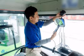 Lắp đặt camera giám sát trong xe ôtô kinh doanh vận tải. (Ảnh: CTV/Vietnam+)
