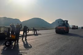 Nhà thầu thi công dải thảm lớp bê tông nhựa dự án cao tốc Bắc-Nam đoạn Mai Sơn-Quốc lộ 45 nhằm thông xe kỹ thuật vào ngày 31/12/2022. (Ảnh: Việt Hùng/Vietnam+)