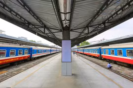 Ngành đường sắt đã có sự phục hồi ban đầu nhờ doanh thu vận tải hành khách tăng trưởng. (Ảnh: Minh Sơn/Vietnam+)