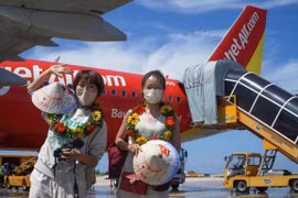 Hãng hàng không Vietjet chào đón những du khách Hàn Quốc tới đất nước Việt Nam. (Ảnh: CTV/Vietnam+)
