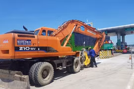 Tổng công ty Đầu tư phát triển đường cao tốc Việt Nam triển khai thi công lắp đặt hệ thống thu phí không dừng trên 4 tuyến cao tốc. (Ảnh: CTV/Vietnam+)