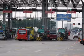 Phương tiện lưu thông qua làn thu phí tự động không dừng tại một trạm thu phí. (Ảnh: Việt Hùng/Vietnam+)