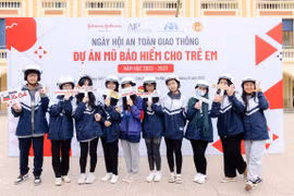 Học sinh trường Trung học phổ thông Phùng Khắc Khoan đội mũ bảo hiểm đạt chuẩn, đúng cách. (Ảnh: CTV/Vietnam+)