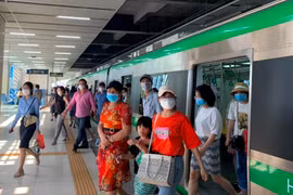 Nhiều người đã chọn metro Cát Linh-Hà Đông làm phương tiện đi lại. (Ảnh: Bảo Anh/Vietnam+)