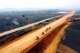 Nhà thầu thi công một đoạn tuyến cao tốc Bắc-Nam phía Đông giai đoạn 2017-2020. (Ảnh: Huy Hùng/TTXVN)