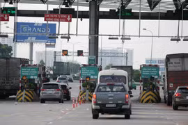 Phương tiện lưu thông qua làn thu phí tự động không dừng tại một trạm thu phí. (Ảnh: Việt Hùng/Vietnam+)