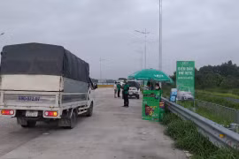 Phương tiện dán thẻ thu phí không dừng của Công ty VETC để lưu thông trên tuyến cao tốc Trung Lương-Mỹ Thuận. (Ảnh: CTV/Vietnam+)