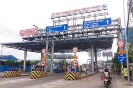 Trạm thu phí BOT T2 trên Quốc lộ 91 dừng thu phí từ tháng 5/2019 đến nay. (Ảnh: Thanh Sang/TTXVN)