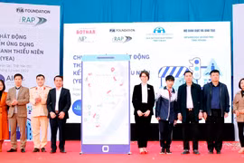 Đại biểu, phụ huynh và học sinh tại Yên Bái phát động Ứng dụng Kết nối thanh thiếu niên. (Ảnh: CTV/Vietnam+)