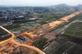 Nhà thầu thi công đoạn tuyến cao tốc Bắc-Nam phía Đông. (Ảnh: Huy Hùng/Vietnam+)