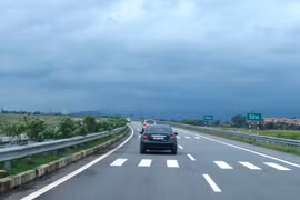 Phương tiện lưu thông trên một đoạn tuyến cao tốc đưa vào khai thác. (Ảnh: Việt Hùng/Vietnam+)
