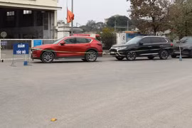 Dòng xe xếp hàng dài chờ đến lượt vào làm thủ tục đăng kiểm phương tiện. (Ảnh: Minh Hiếu/Vietnam+)