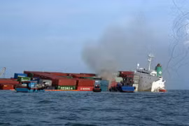 Một container trên tàu Heung A Dragon bốc cháy ngày 9/11. (Ảnh: Đoàn Mạnh Dương/TTXVN)