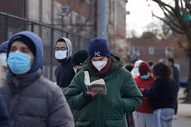 Người dân đeo khẩu trang phòng lây nhiễm COVID-19 ở New York, Mỹ. (Ảnh: AFP/TTXVN)