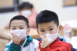 Nét mặt hồn nhiên của bé lớp 1, trường tiểu học Đa Tốn, huyện Gia Lâm (Hà Nội) ngày đầu tới lớp. (Ảnh: Thanh Tùng/TTXVN)