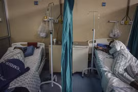 Điều trị cho bệnh nhân nhiễm COVID-19 tại bệnh viện ở Tembisa, Nam Phi. (Ảnh: AFP/TTXVN)