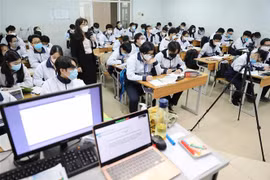 Việc dạy học kết hợp 2 hình thức trực tuyến và trực tiếp được nhiều trường chủ động triển khai linh hoạt, phù hợp với thực tế. (Ảnh: Thanh Tùng/TTXVN)