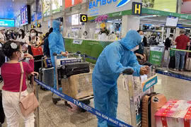 Hành khách tại sân bay Tân Sơn Nhất. (Ảnh: Tiến Lực/TTXVN)