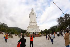 Khách du lịch tham quan chùa Linh Ứng. (Ảnh: Trần Lê Lâm/TTXVN)