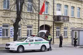 Quang cảnh bên ngoài Đại sứ quán Trung Quốc tại thủ đô Vilnius, Litva. (Ảnh: EPA-EFE/TTXVN)