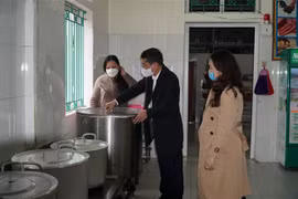 Lãnh đạo Sở Giáo dục và Đào tạo Nghệ An kiểm tra công tác chuẩn bị đón học sinh mầm non trở lại trường vào ngày 14/2 tới. (Ảnh: Bích Huệ/TTXVN)