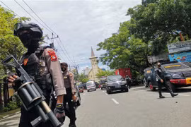 Cảnh sát phong tỏa hiện trường một vụ đánh bom bên ngoài nhà thờ ở Makassar, Nam Sulawesi, Indonesia, ngày 28/3/2021. (Ảnh minh họa: THX/TTXVN)