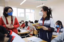 Học sinh trường THCS Ngọc Lâm (quận Long Biên) đi học trở lại trong sáng 8/2. (Ảnh: Thanh Tùng/TTXVN)