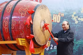 Chủ tịch nước Nguyễn Xuân Phúc đánh trống phát động Tết trồng cây tại Phú Thọ. (Ảnh: Thống Nhất/TTXVN)