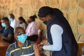 Tiêm vaccine ngừa COVID-19 tại Gaborone, Botswana. (Ảnh: THX/TTXVN)