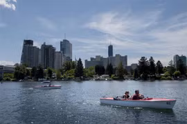 Du khách đi thuyền trên một trong những nhánh của sông Danube gần thành phố Vienna, Áo. (Ảnh: AFP/TTXVN)