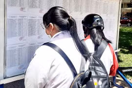 Thí sinh dự thi tại Ban coi thi Trường THPT Kon Tum kiểm tra thông tin trước khi vào học quy chế thi. (Nguồn: Sở Giáo dục và Đào tạo tỉnh Kon Tum)