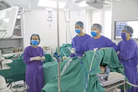 Tiến sỹ, bác sỹ Phan Lê Thắng cùng êkíp mổ phẫu thuật nội soi cho bệnh nhân. (Ảnh: Bệnh viện cung cấp)