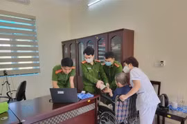 Công an Quảng Ninh thực hiện các bước cấp căn cước công dân cho người tàn tật. (Ảnh: TTXVN phát)
