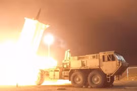 Hệ thống phòng thủ tên lửa tầm cao giai đoạn cuối (THAAD) của Mỹ. (Ảnh: AFP/TTXVN)