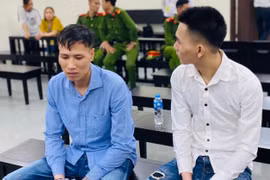 Bị cáo Trường (áo xanh) và bị cáo Nguyên tại phiên tòa. (Ảnh: Công an cung cấp)