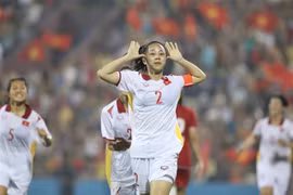 Đội trưởng Lê Thị Bảo Trâm (số 2) ghi bàn thắng nâng tỷ số lên 2-0 cho U20 Nữ Việt Nam. (Ảnh: Minh Quyết/TTXVN)