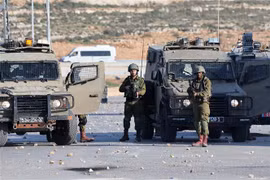 Lực lượng an ninh Israel trong cuộc đụng độ với người biểu tình Palestine tại thành phố Ramallah thuộc khu Bờ Tây hồi tháng 1/2023. (Ảnh: AFP/TTXVN)
