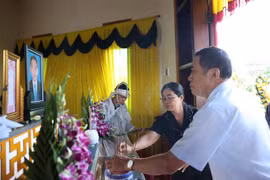 Đoàn công tác tổ chức thăm, viếng người tử vong trong vụ việc. (Ảnh: Tuấn Anh/TTXVN)