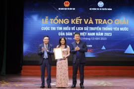Ban tổ chức trao giải Nhất cho cô giáo Nguyễn Thị Thiên Sinh. (Ảnh: BTC)