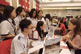 Học sinh, sinh viên tìm hiểu thông tin du học. (Ảnh: PV/Vietnam+)